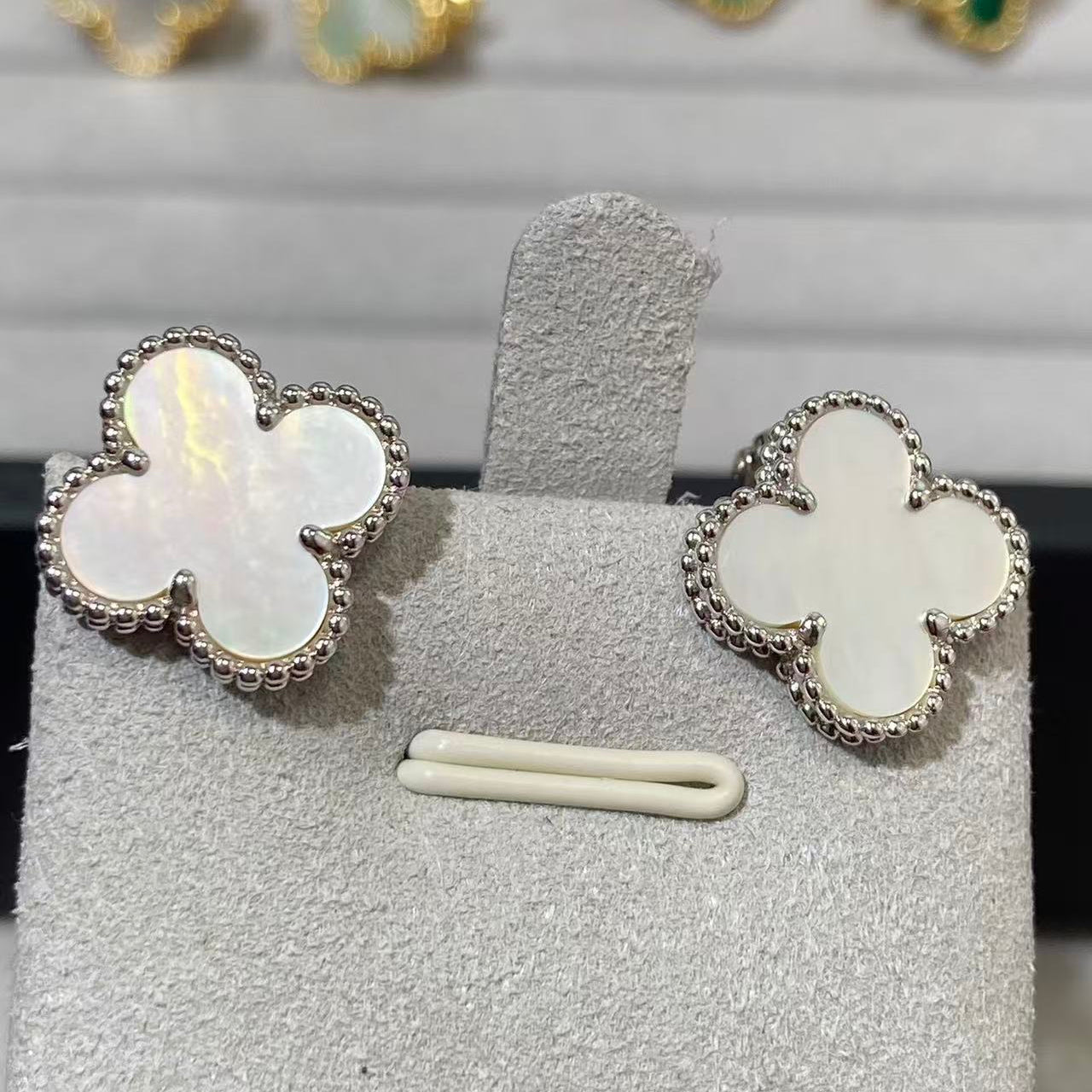 [Loco ] CLOVER LARGE (20mm) 1 MOTIFS WHITE MOP STUD EARRINGS