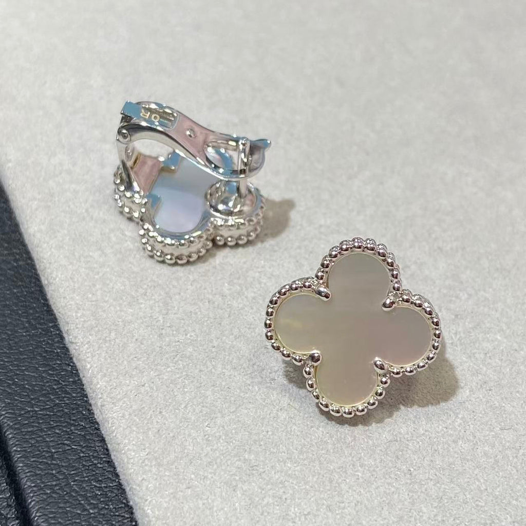 [Loco ] CLOVER LARGE (20mm) 1 MOTIFS WHITE MOP STUD EARRINGS