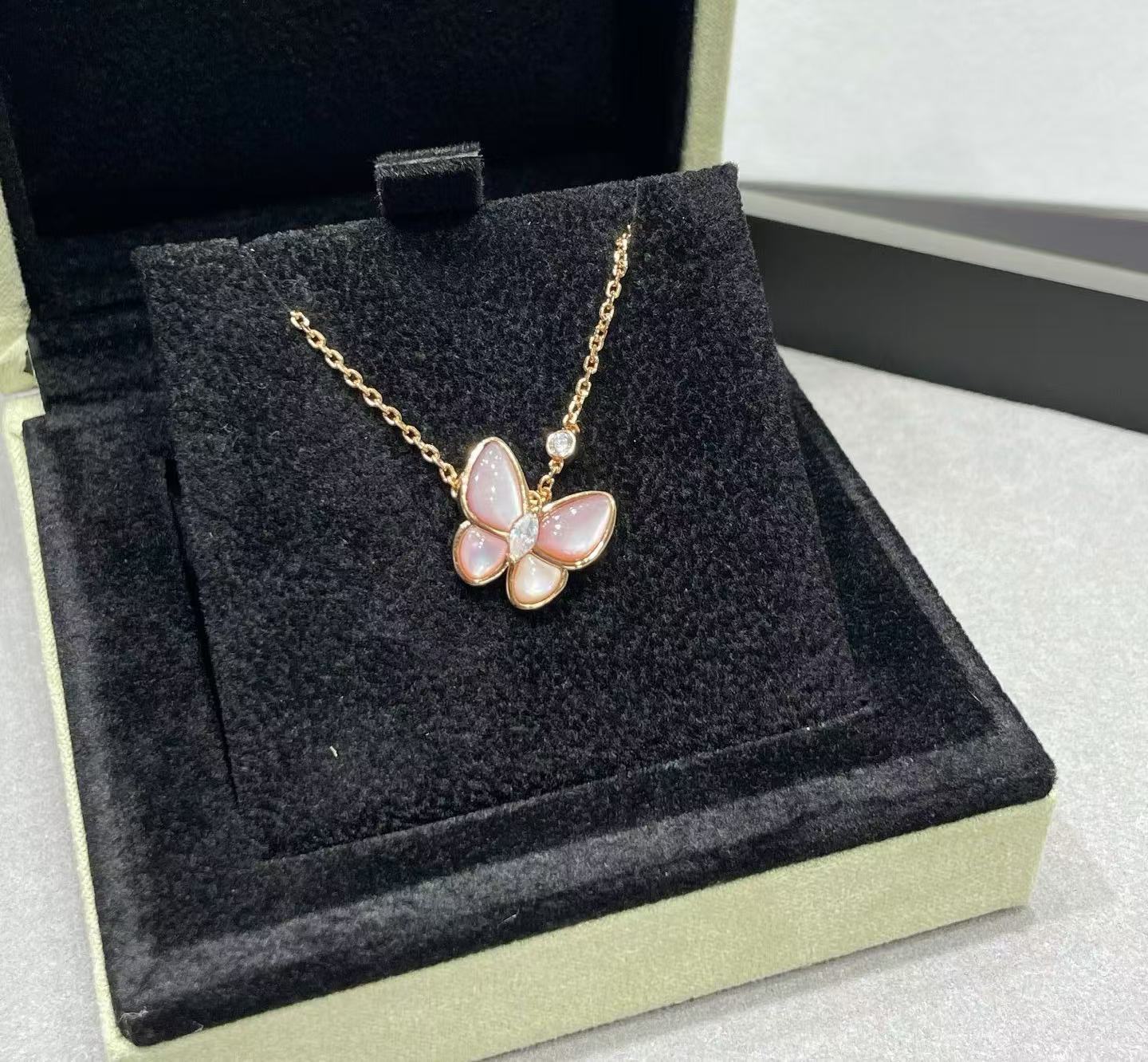 [Loco ] BUTTERFLY PINK MOTHER-OF-PEARL DIAMOND NECKLACE