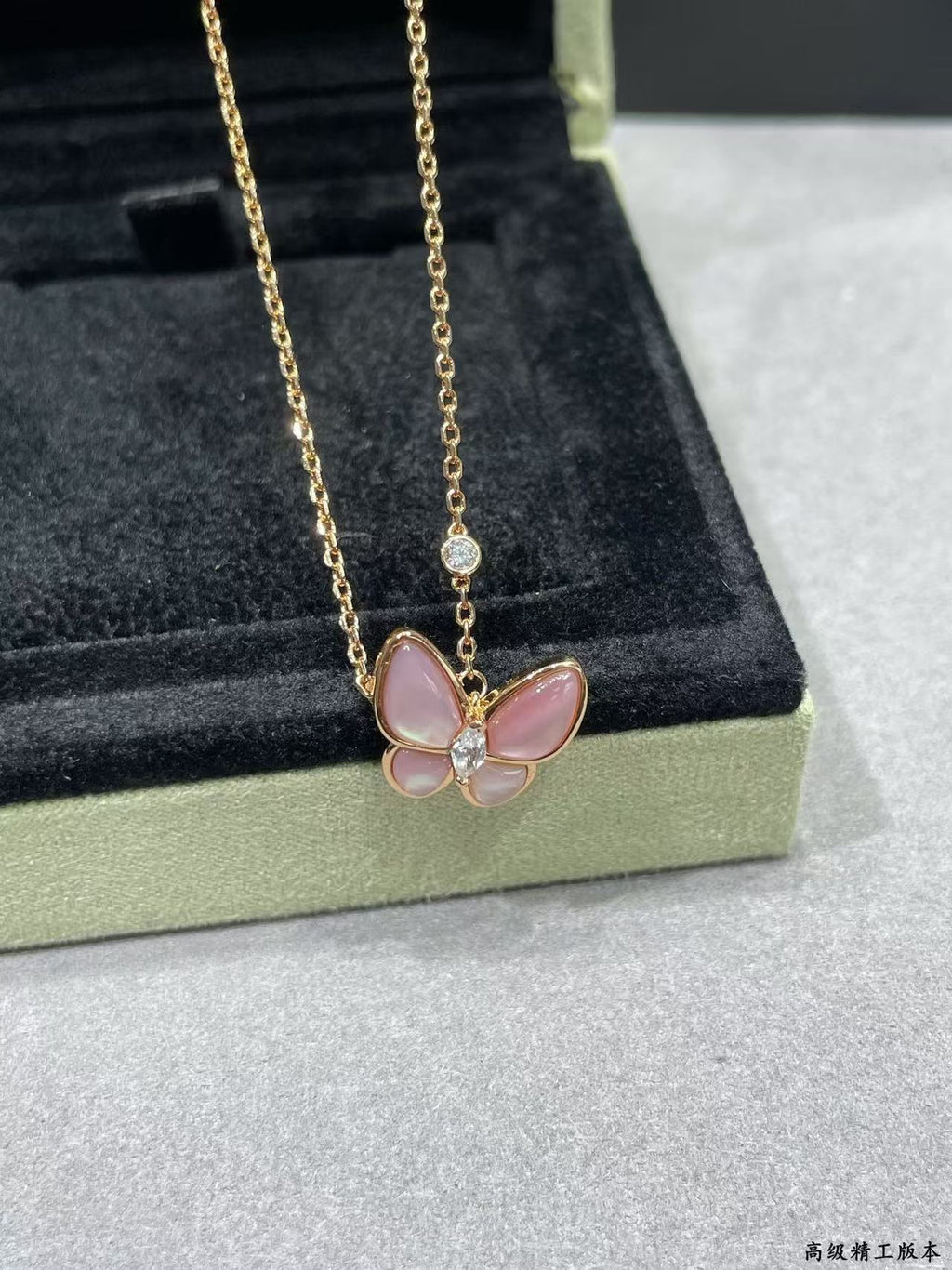 [Loco ] BUTTERFLY PINK MOTHER-OF-PEARL DIAMOND NECKLACE