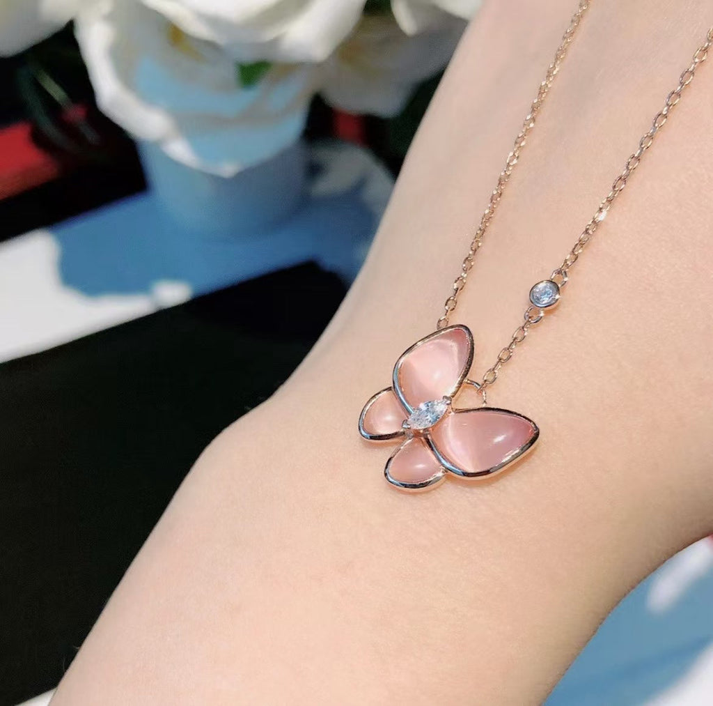 [Loco ] BUTTERFLY PINK MOTHER-OF-PEARL DIAMOND NECKLACE