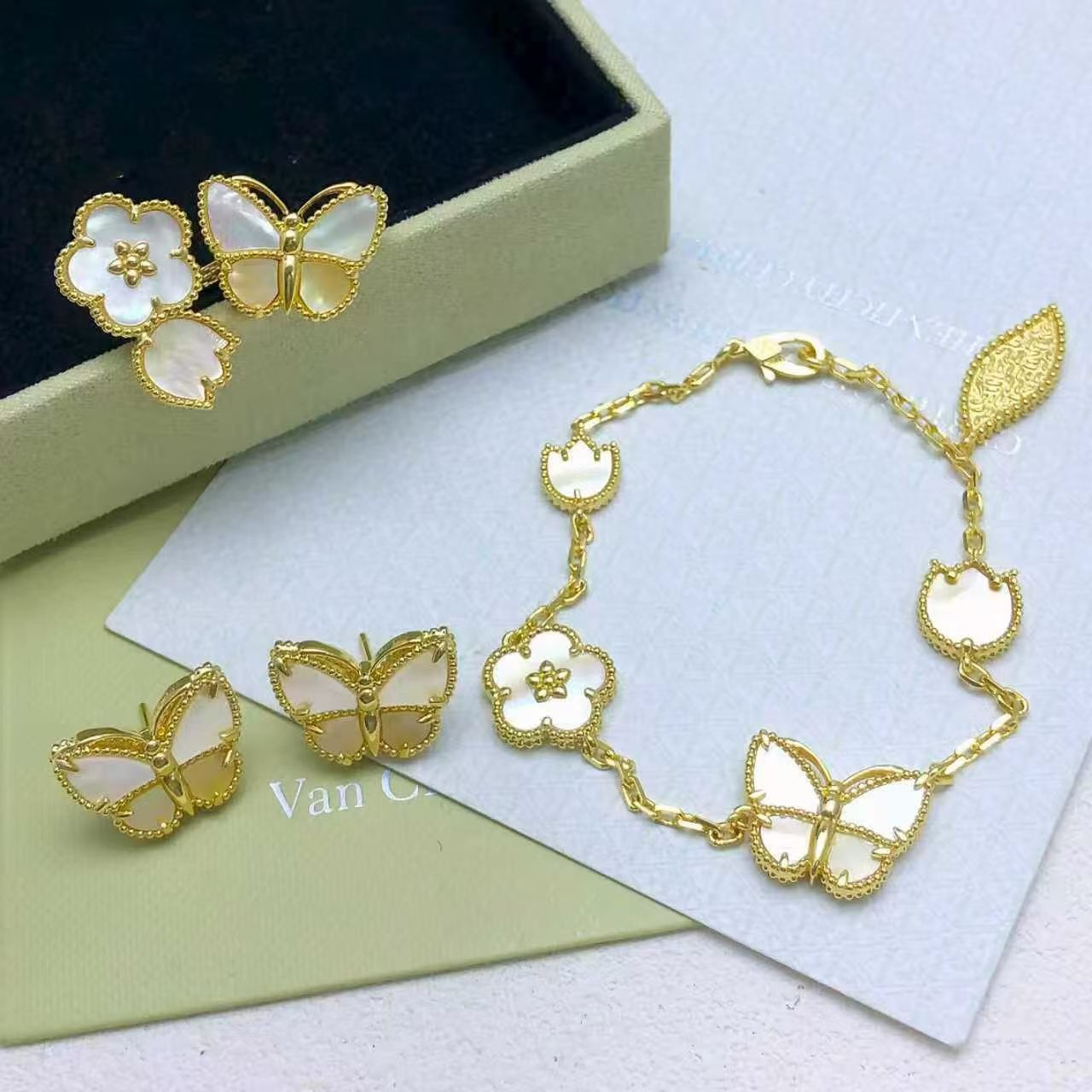 [Loco ] 26 NEW CLOVER LUCKY LIGHT YELLOW AND WHITE SET