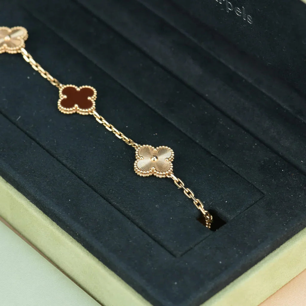 [Loco ]New  CLOVER 5 MOTIF RED CORNELIAN BRACELET COLLECTION