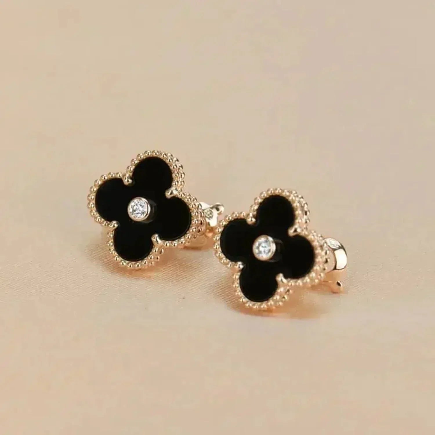 Loco CLOVER MEDIUM 1 MOTIFS ONYX DIAMOND EARRINGS