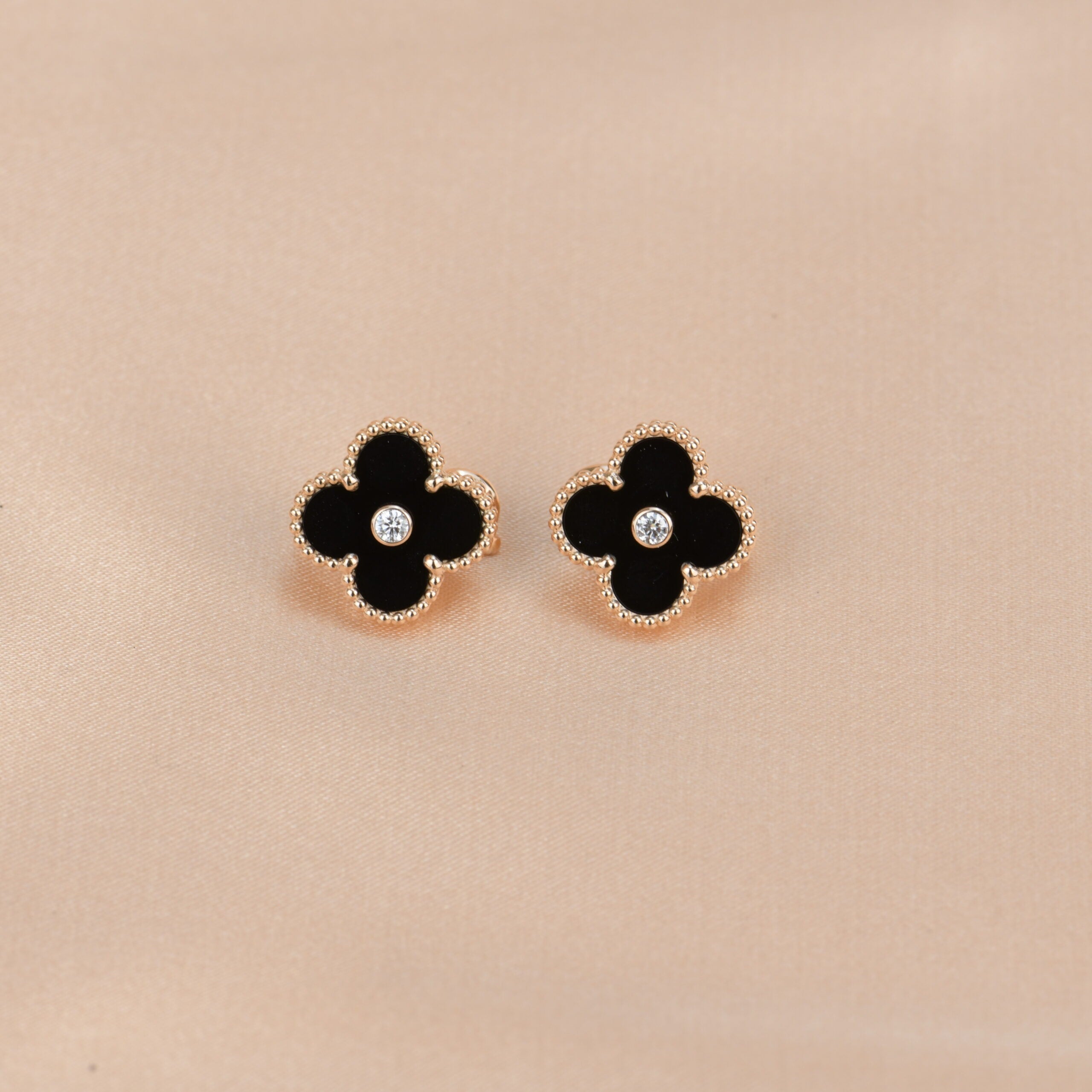 Loco CLOVER MEDIUM 1 MOTIFS ONYX DIAMOND EARRINGS