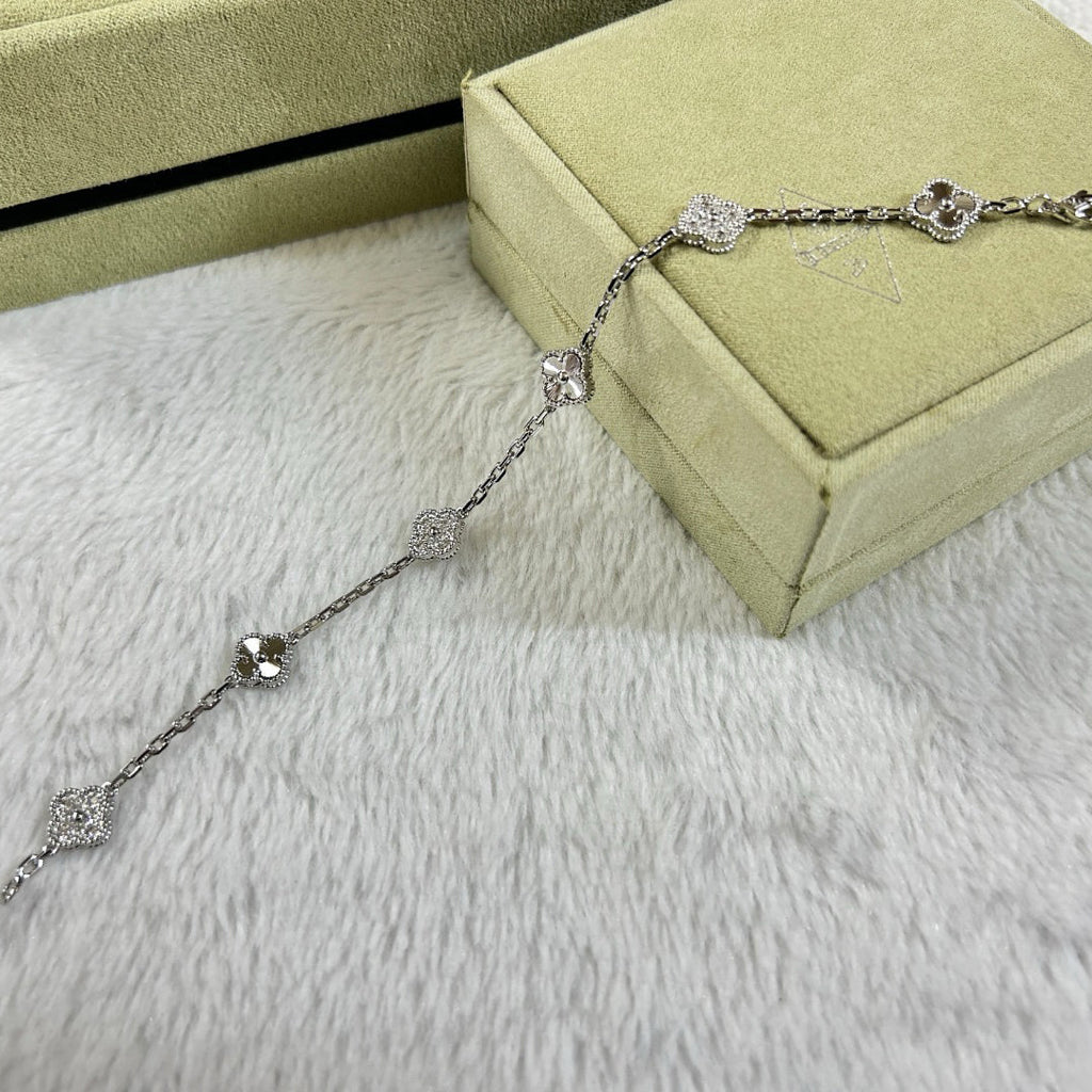 [Loco ]CLOVER 6 MOTIF DIAMOND LASER BRACELET