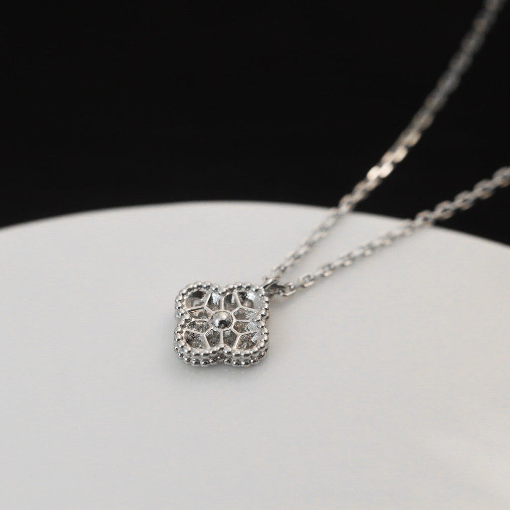 Loco CLOVER MINI 9.5MM PENDANT DIAMOND NECKLACE