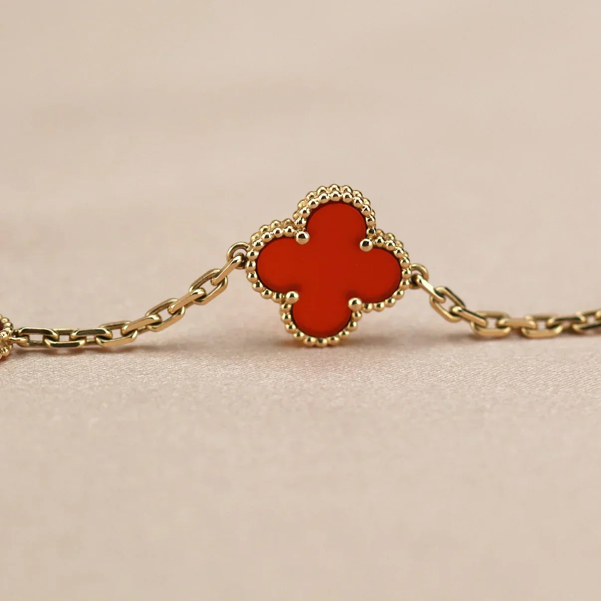 [Loco ]New  CLOVER 5 MOTIF RED CORNELIAN BRACELET COLLECTION