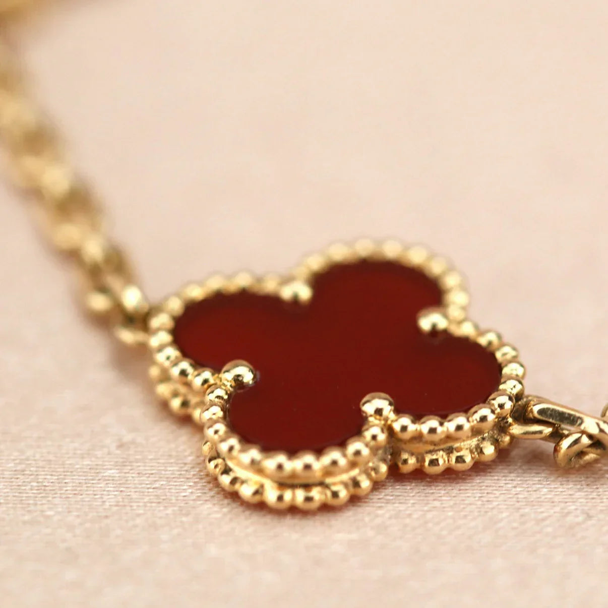 [Loco ]New  CLOVER 5 MOTIF RED CORNELIAN BRACELET COLLECTION