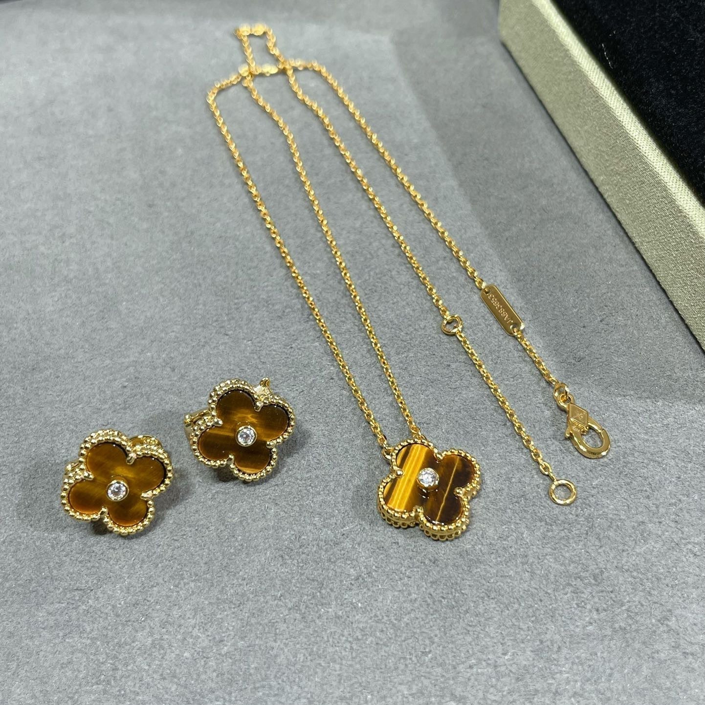 Loco CLOVER 15MM DIAMOND AND YELLOW TIGER'S EYE AGATE necklace