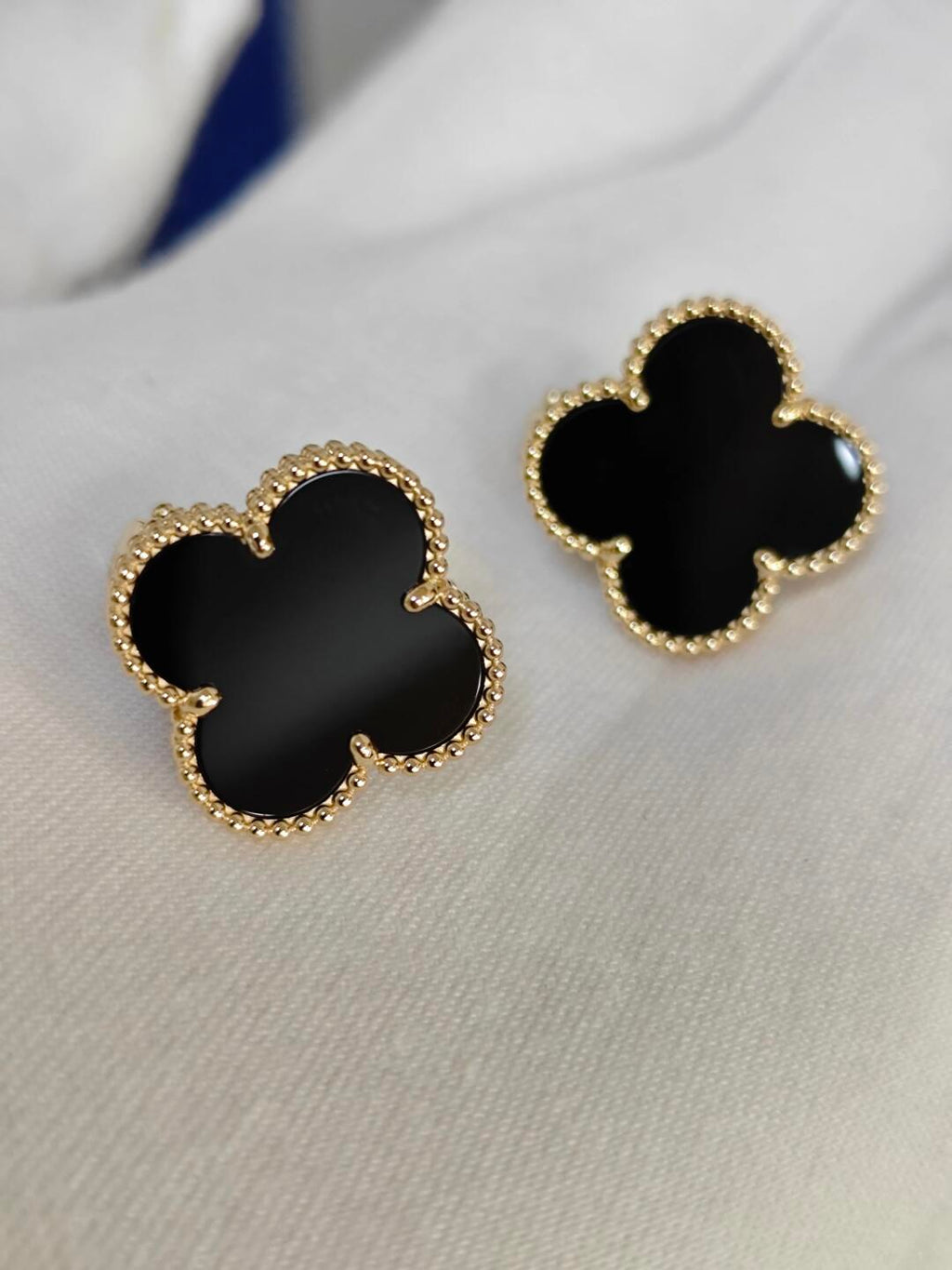 [Loco ] CLOVER 20MM BLACK MOP EARRINGS