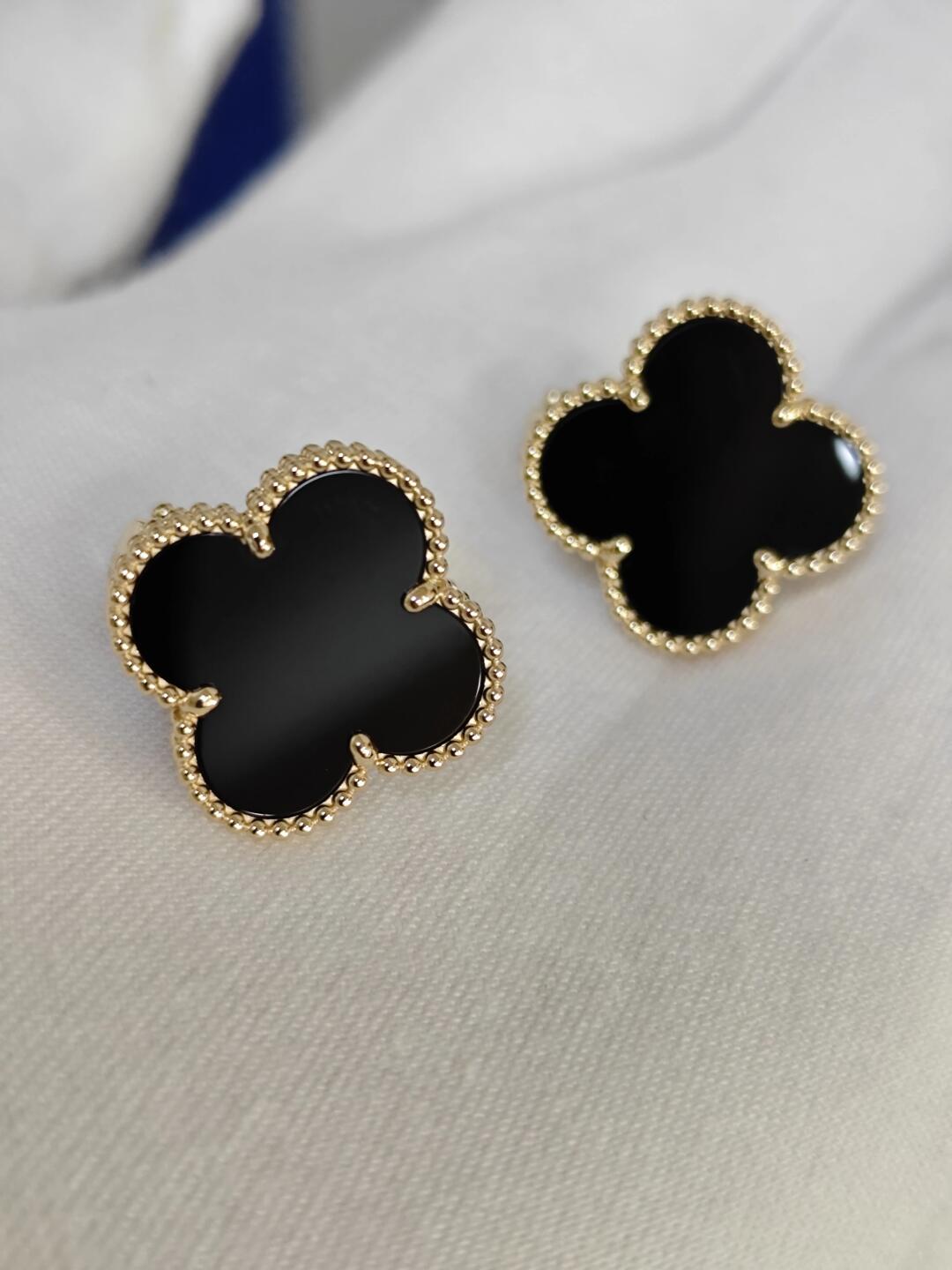[Loco ] CLOVER 20MM BLACK MOP EARRINGS