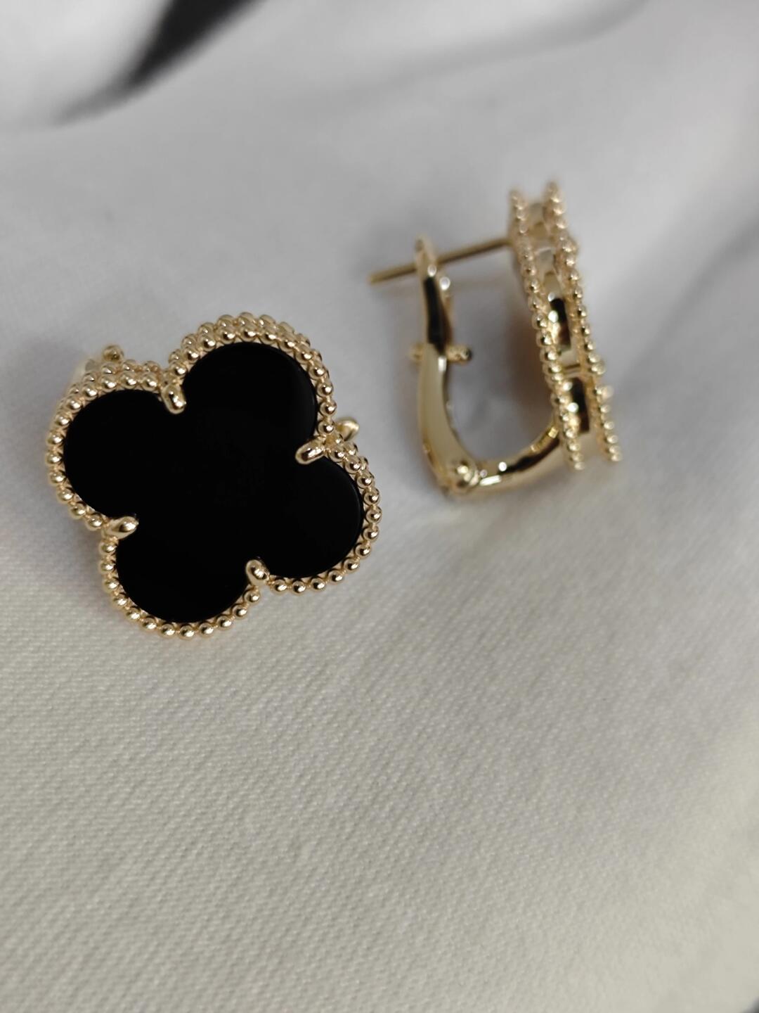 [Loco ] CLOVER 20MM BLACK MOP EARRINGS