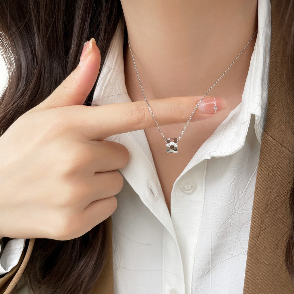 Loco BEE MINI PEDANT DIAMOND NECKLACE