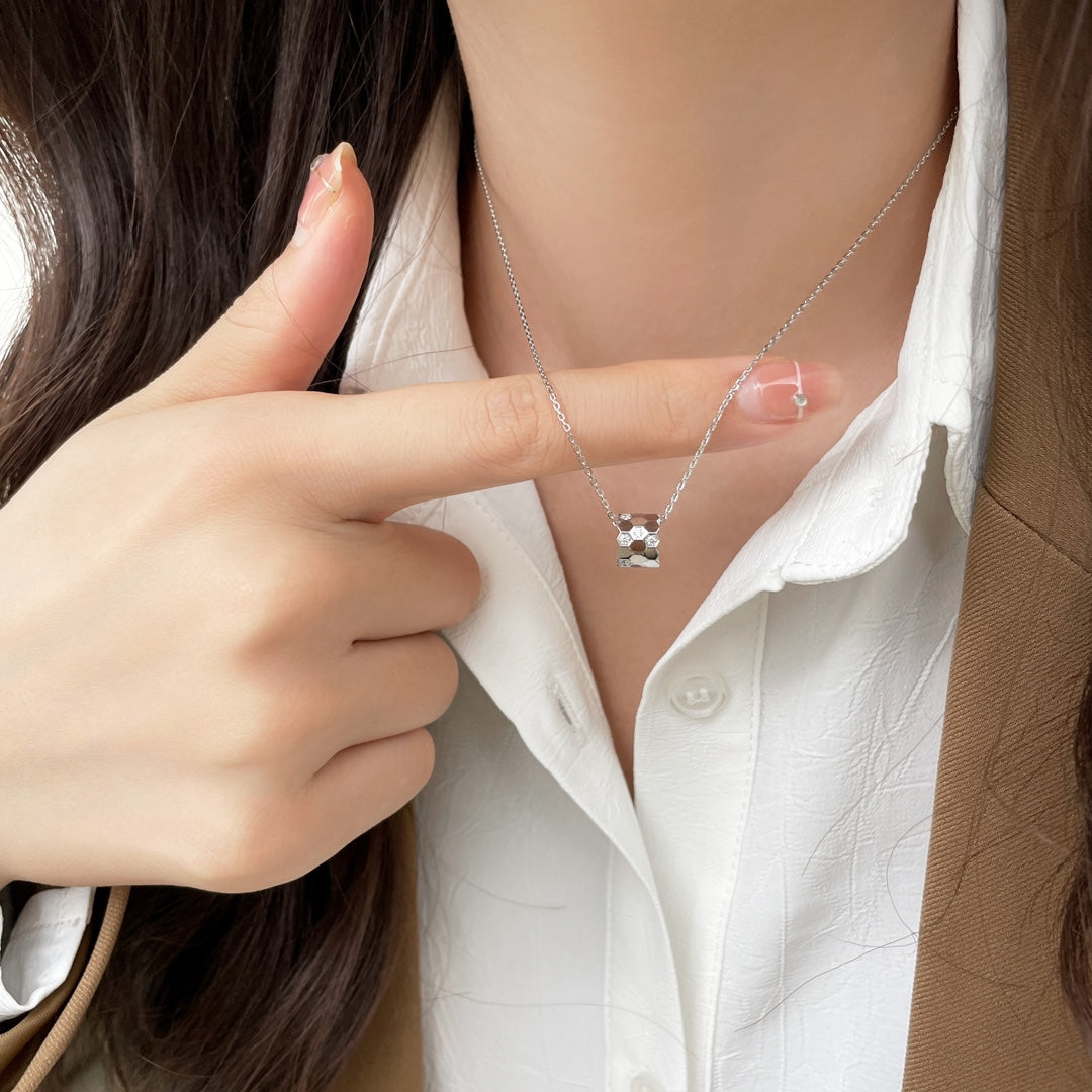 Loco BEE MINI PEDANT DIAMOND NECKLACE