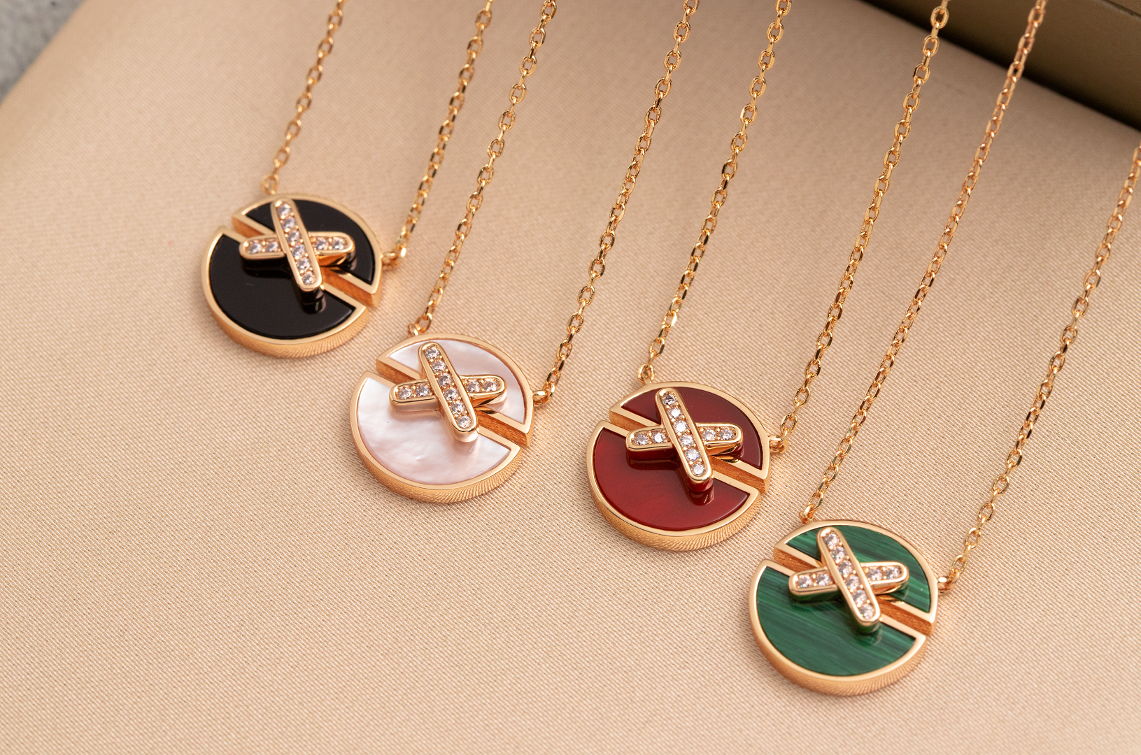Loco JEUX DE PINK GOLD DIAMOND NECKLACE