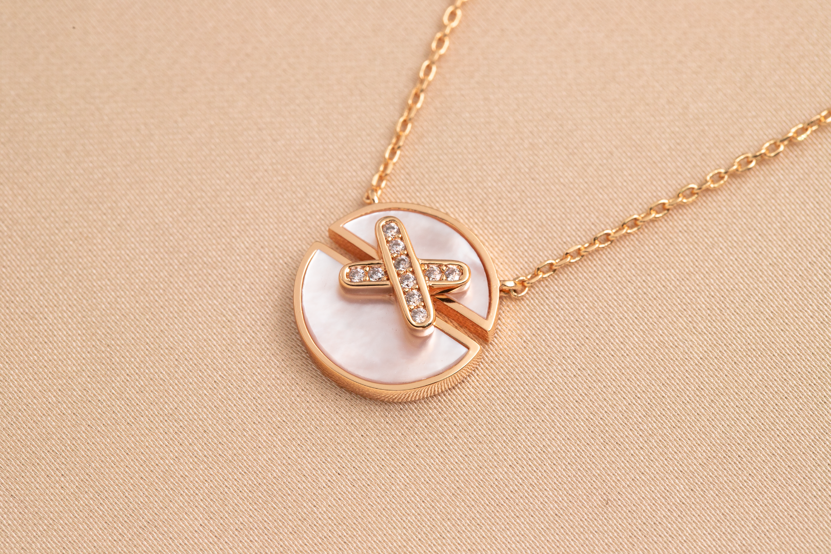 Loco JEUX DE PINK GOLD DIAMOND NECKLACE