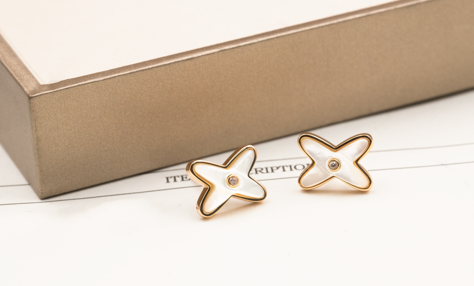 Loco JEUX DE WHITE MOP PINK GOLD DIAMOND EARRINGS