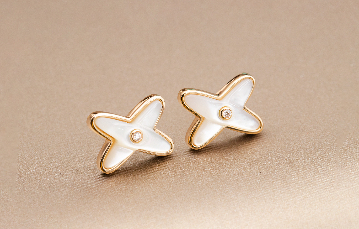 Loco JEUX DE WHITE MOP PINK GOLD DIAMOND EARRINGS
