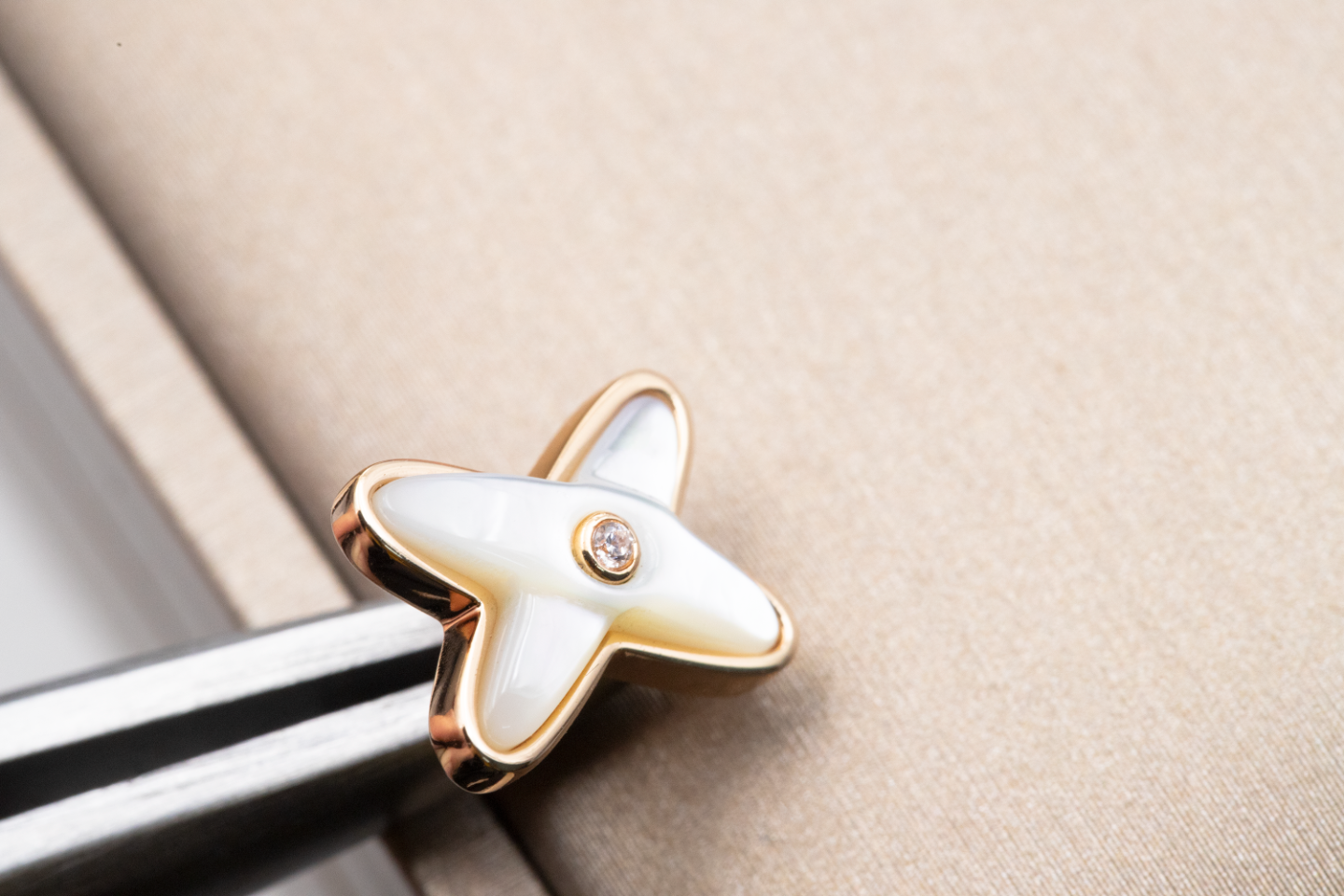 Loco JEUX DE WHITE MOP PINK GOLD DIAMOND EARRINGS