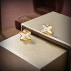 Loco JEUX DE WHITE MOP GOLD DIAMOND EARRINGS