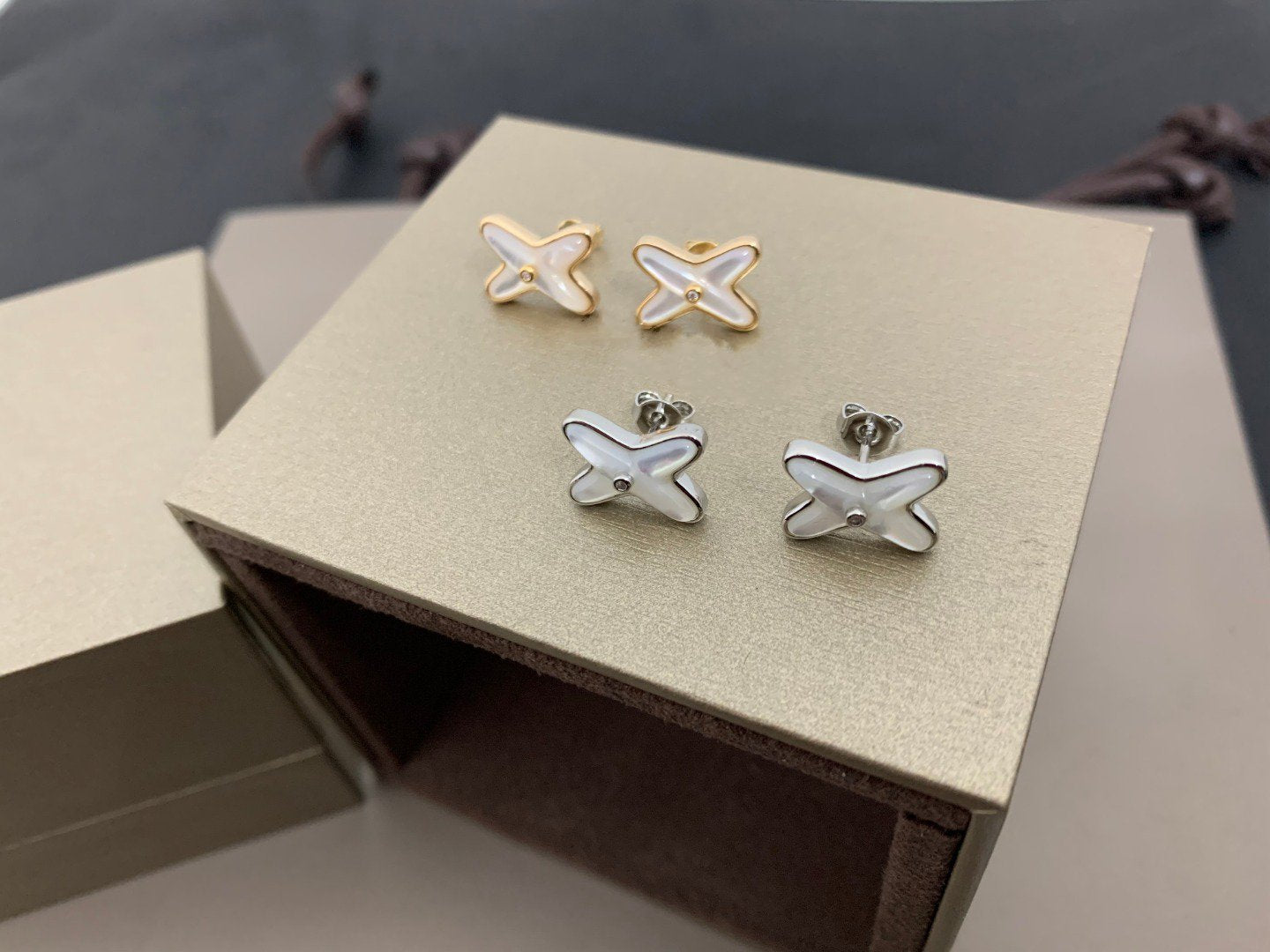 Loco JEUX DE WHITE MOP SILVER DIAMOND EARRINGS