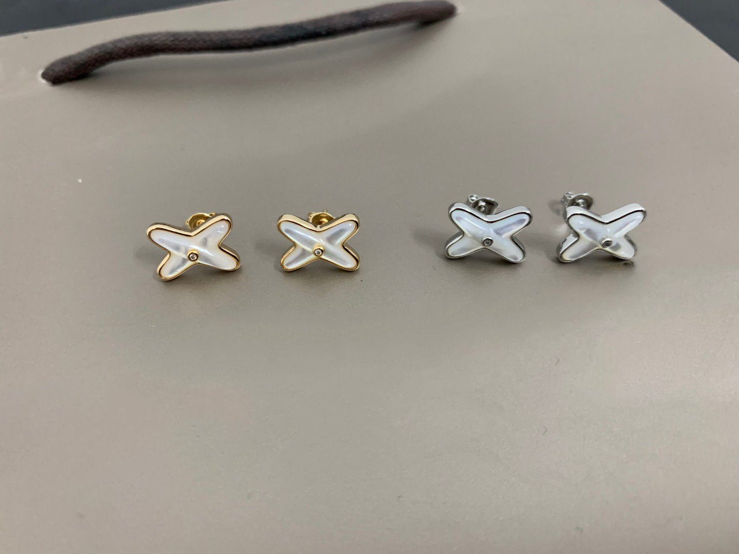 Loco JEUX DE WHITE MOP SILVER DIAMOND EARRINGS