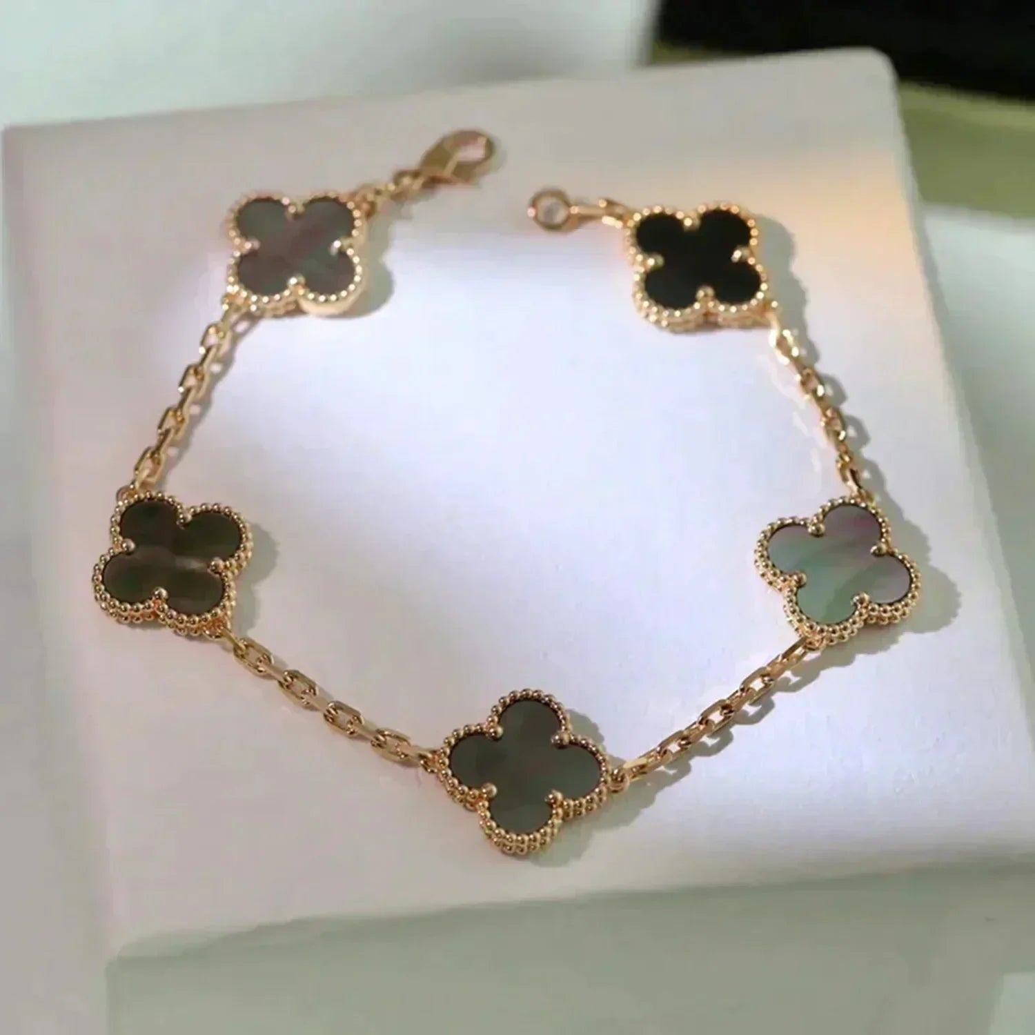 [Loco ]New CLOVER 5 MOTIF GRAY MOP BRACELET COLLECTION