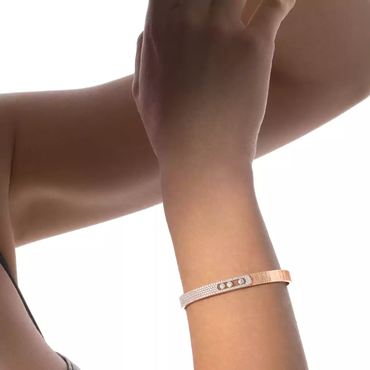 [Loco jewelrys]Move Noa Ciselé half pavé bangle