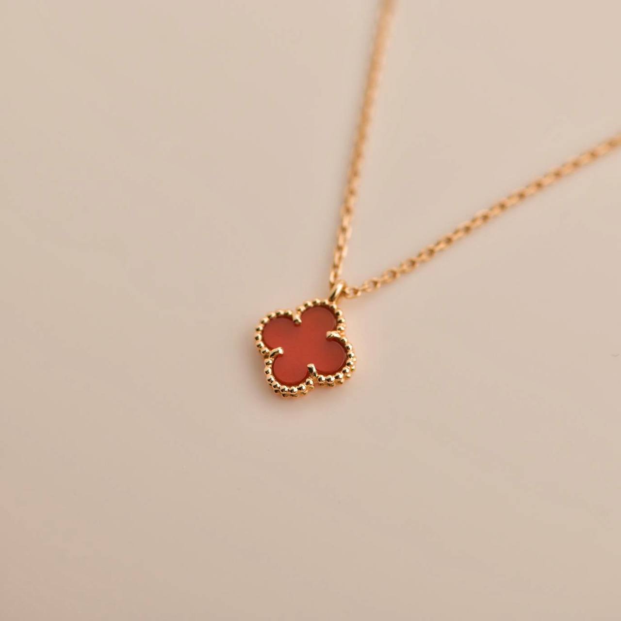 Loco CLOVER MINI 9.5MM WHITE CARNELIANS NECKLACE