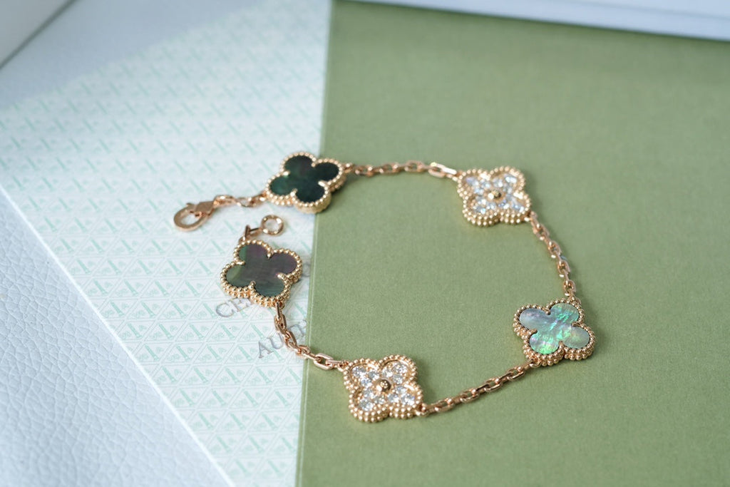 [Loco ]New CLOVER 5 MOTIF GRAY MOP BRACELET COLLECTION
