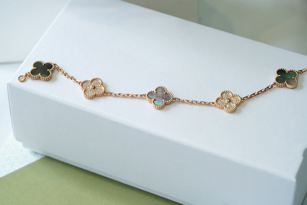 [Loco ]New CLOVER 5 MOTIF GRAY MOP BRACELET COLLECTION