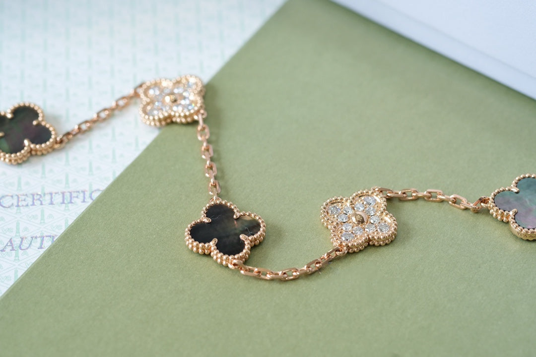 [Loco ]New CLOVER 5 MOTIF GRAY MOP BRACELET COLLECTION