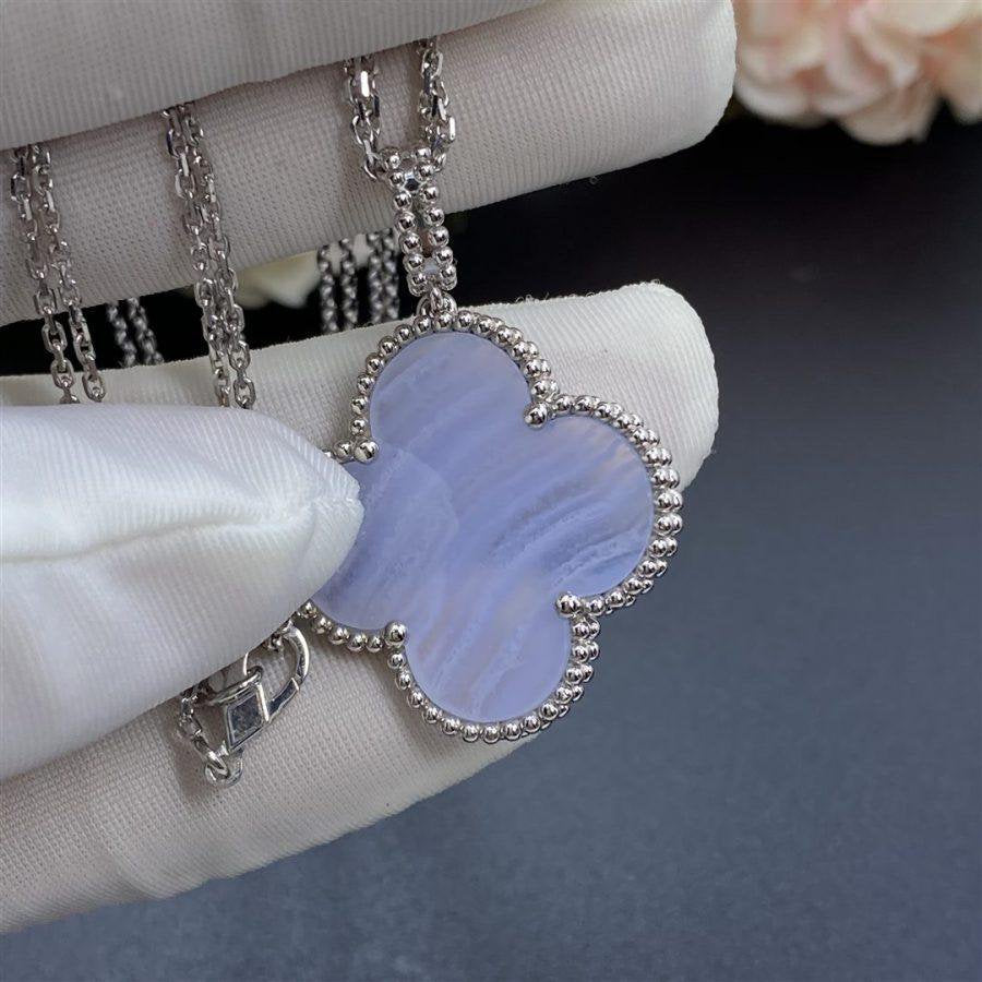 Loco CLOVER SILVER CHALCEDONY BIG CLOVER NECKLACE