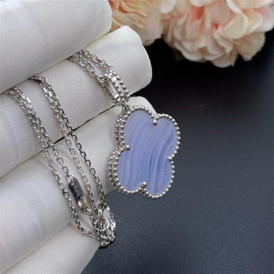 Loco CLOVER SILVER CHALCEDONY BIG CLOVER NECKLACE