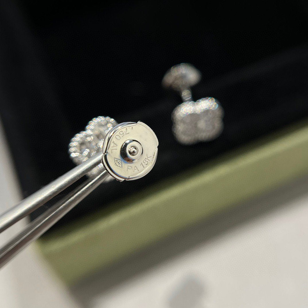 Loco CLOVER MINI DIAMOND STUD EARRINGS