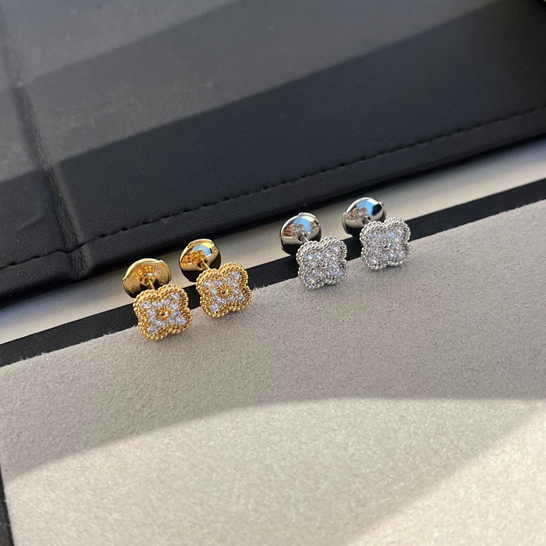 Loco CLOVER MINI DIAMOND STUD EARRINGS