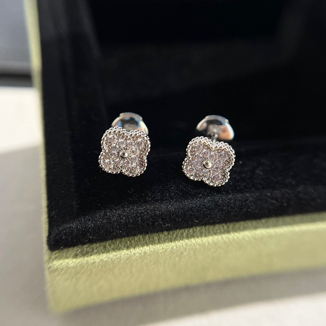 Loco CLOVER MINI DIAMOND STUD EARRINGS