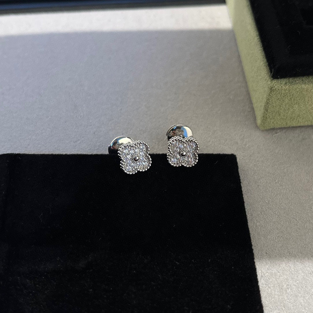 Loco CLOVER MINI DIAMOND STUD EARRINGS