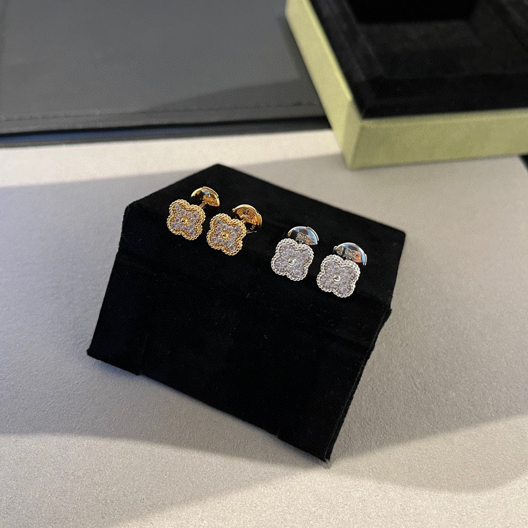 Loco CLOVER MINI DIAMOND STUD EARRINGS
