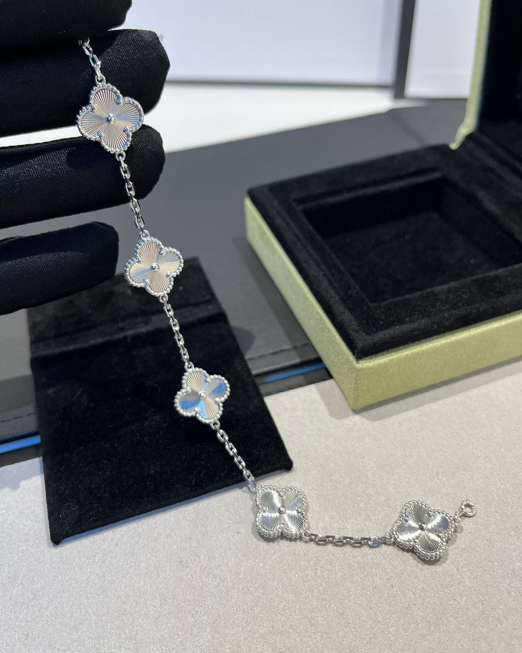 [Loco ]New  CLOVER 5 MOTIF LASER BRACELET COLLECTION