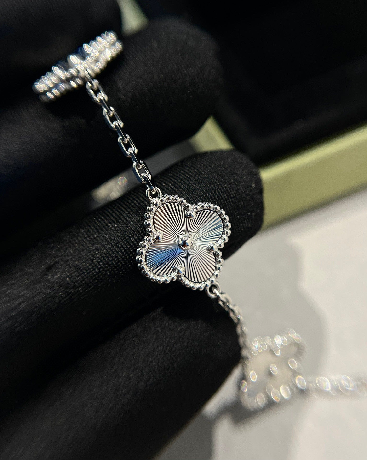 [Loco ]New  CLOVER 5 MOTIF LASER BRACELET COLLECTION