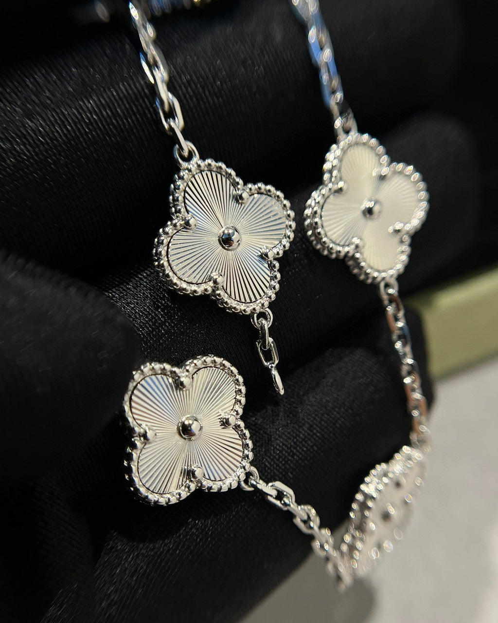 [Loco ]New  CLOVER 5 MOTIF LASER BRACELET COLLECTION
