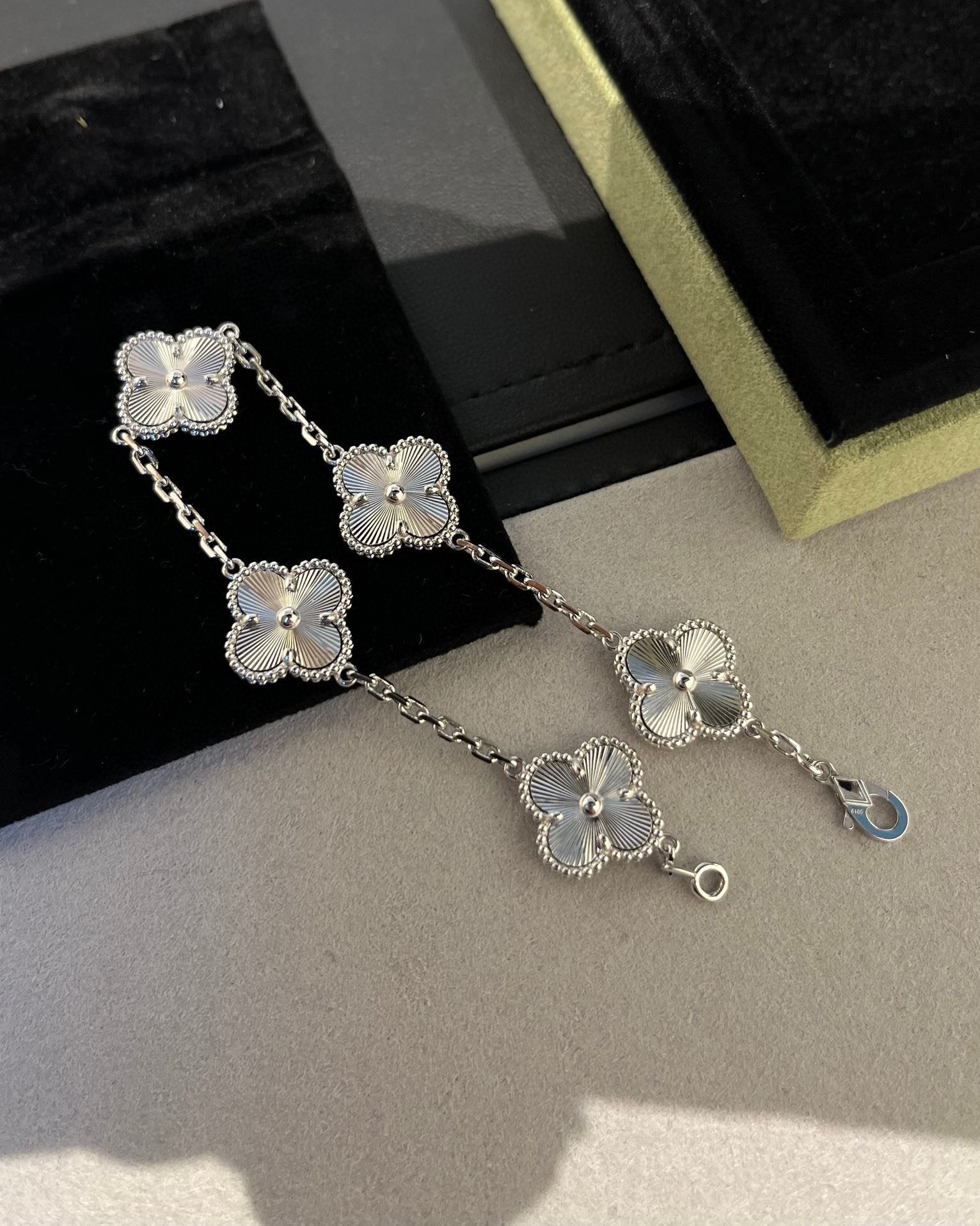 [Loco ]New  CLOVER 5 MOTIF LASER BRACELET COLLECTION